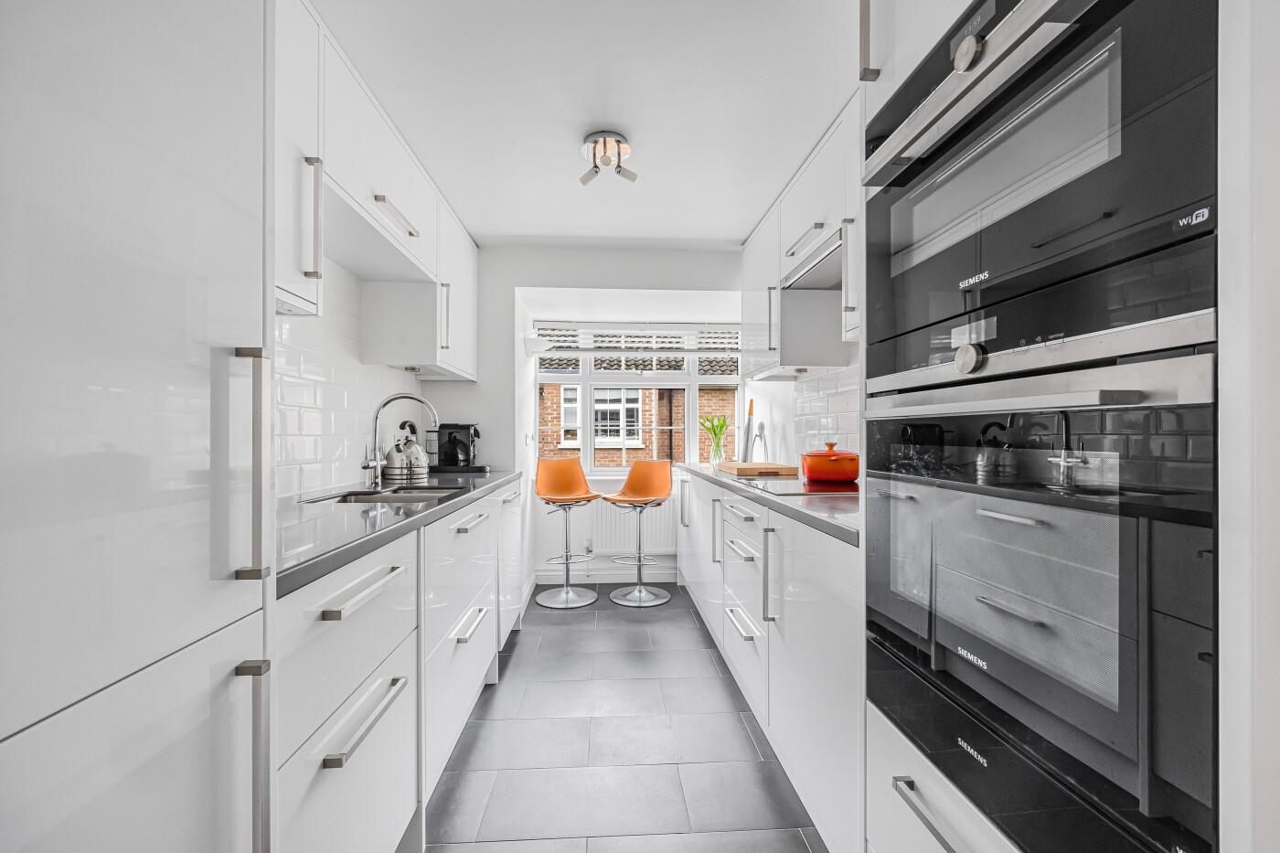 3 bed property in Phyllis Court Drive, Henley-On-Thames
